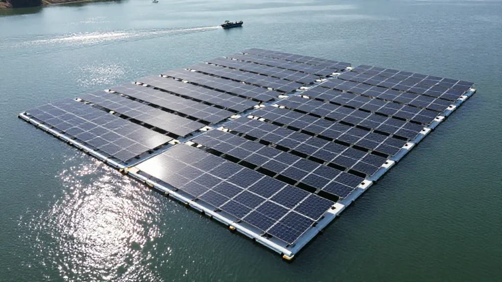 Innovazione nell'Efficienza del Solare Galleggiante: Come il Raffreddamento Ibrido e il Design Bifacciale Stanno Ridisegnando le Rinnovabili